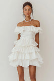 Off The Shoulder Gelaagde A Line Witte Afstuderen Jurk