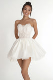 Strapless Kant Appliqued A Line Witte Afstuderen Jurk