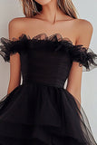 Zwarte Organza Off the Shoulder Een lijn gegolfde korte afstudeerjurk