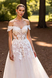 Een lijn witte Off the shoulder Sweep Train trouwjurk met kant