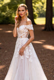Een lijn witte Off the shoulder Sweep Train trouwjurk met kant