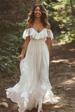 Een lijn gegolfde witte off-shoulder trouwjurk