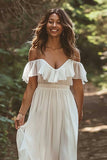 Een lijn gegolfde witte off-shoulder trouwjurk