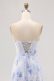 Blauwe bloemen A Line strapless geplooide lange bruidsmeisjesjurk