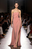 Roze eenvoudige strapless lange avondjurk met ruches en split