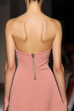 Roze eenvoudige strapless lange avondjurk met ruches en split