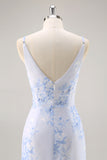 Blauwe bloemen gerimpelde chiffon lange bruidsmeisjesjurk met split