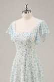 Blauwe bloemen chiffon gegolfde lange bruidsmeisjesjurk met split