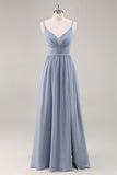 Stoffige blauwe chiffon ruches lange bruidsmeisjesjurk met split