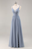 Stoffige blauwe chiffon ruches lange bruidsmeisjesjurk met split