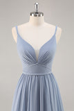 Stoffige blauwe chiffon ruches lange bruidsmeisjesjurk met split
