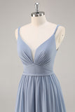 Stoffige blauwe chiffon ruches lange bruidsmeisjesjurk met split