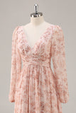 Roze bloemenjurk met V-hals en lange mouwen Chiffon bruidsmeisjesjurk met split