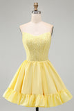 Gele A-lijn strapless parels korset korte homecomingjurk met ruches