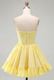 Gele A-lijn strapless parels korset korte homecomingjurk met ruches