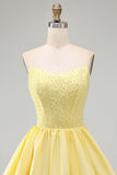 Gele A-lijn strapless parels korset korte homecomingjurk met ruches