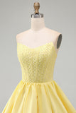 Gele A-lijn strapless parels korset korte homecomingjurk met ruches