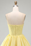 Gele A-lijn strapless parels korset korte homecomingjurk met ruches