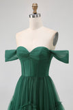 Donkergroene Tule Gelaagde Gegolfde Gegolfde Off The Shoulder A Line Bruidsmeisjesjurk