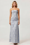 Stoffige blauwe print strapless schede met gerimpelde midi-jurk met split