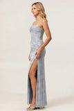 Stoffige blauwe print strapless schede met gerimpelde midi-jurk met split