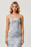 Stoffige blauwe print strapless schede met gerimpelde midi-jurk met split