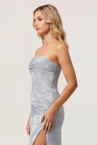 Stoffige blauwe print strapless schede met gerimpelde midi-jurk met split