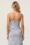 Stoffige blauwe print strapless schede met gerimpelde midi-jurk met split