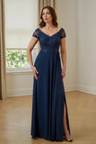 Een lange koorjurk met line-marineblauwe appliquatie met chiffon en split
