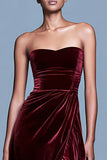 Strapless bordeauxrode fluwelen A-lijn formele jurk met split