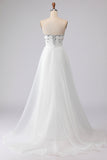 Witte A-lijn strapless satijnen trouwjurk met kralen