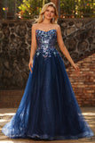 Marineblauw strapless doorschijnend korset Een lange tule galajurk met pailletten