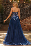 Marineblauw strapless doorschijnend korset Een lange tule galajurk met pailletten