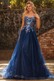 Marineblauw strapless doorschijnend korset Een lange tule galajurk met pailletten