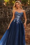 Marineblauw strapless doorschijnend korset Een lange tule galajurk met pailletten