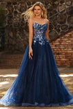 Marineblauw strapless doorschijnend korset Een lange tule galajurk met pailletten