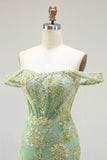 Groene met kralen, geappliqueerde korsetjurk met roches van bovenschouder met ruches