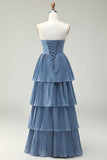 Strapless stoffige blauwe A-lijn geplooide gelaagde lange bruidsmeisjesjurk
