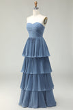 Strapless stoffige blauwe A-lijn geplooide gelaagde lange bruidsmeisjesjurk