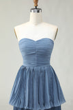 Strapless stoffige blauwe A-lijn geplooide gelaagde lange bruidsmeisjesjurk