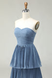 Strapless stoffige blauwe A-lijn geplooide gelaagde lange bruidsmeisjesjurk