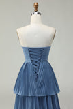 Strapless stoffige blauwe A-lijn geplooide gelaagde lange bruidsmeisjesjurk