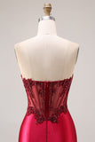 Bordeauxrode strapless kralenkorset satijnen galajurk met split