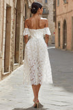 Ivoorkleurige kant off-shoulder midi trouwjurk