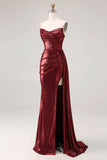 Metallic bordeauxrode strapless gerimpelde zeemeermin lange galajurk met split