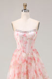 Roze bloemenjurk met kralen versierd strapless korset met print en lange galajurk met ruches