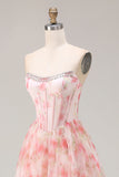 Roze bloemenjurk met kralen versierd strapless korset met print en lange galajurk met ruches