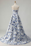 Blauwe Bloem strapless Een lange baljurk met lijnprint en split