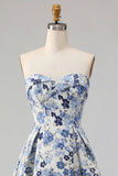 Blauwe Bloem strapless Een lange baljurk met lijnprint en split