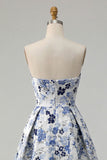 Blauwe Bloem strapless Een lange baljurk met lijnprint en split